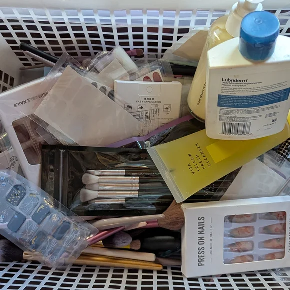 Assorted Beauty and Skincare Products - Picture 6 of 7